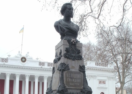    Нацисты в Одессе приговорили памятник Пушкину к сносу