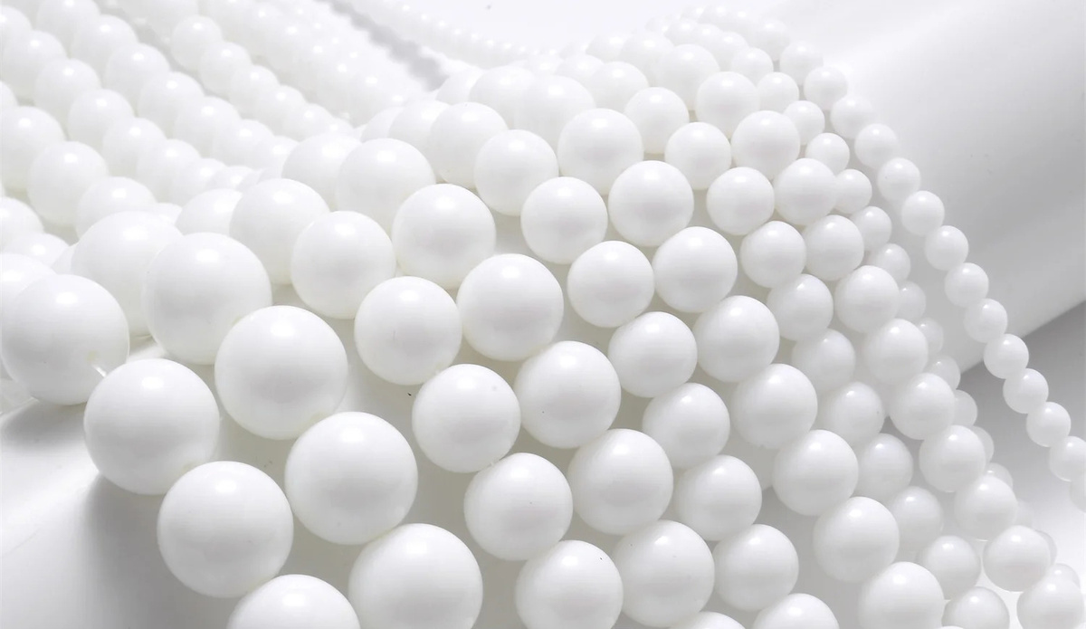 Бусины, которые в продаже можно встретить как белый агат