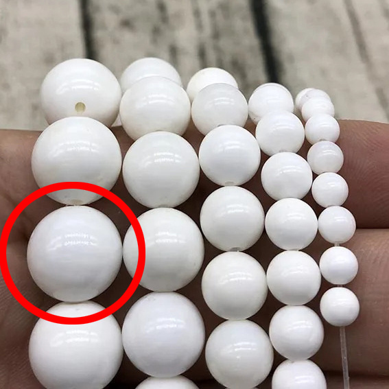 В нижней половине обведенной бусины можно увидеть горизонтальные полосы рисунка