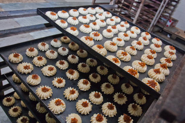 Следующий этап, это когда у вас уже есть опыт ведения кондитерского бизнеса, подготовлена профессиональная команда и есть желание по расширению бизнеса. В этом случае надо сделать упор на массовое производство изделий с большими сроками реализации, найти и подстроиться под запросы оптовика, который захотел бы покупать вашу продукцию. В этом случае будут иметь значение низкая себестоимость выпускаемой продукции, большие сроки реализации, продуманная упаковка кондитерских изделий и все ваши дальнейшие действия должны быть рассчитаны на это. Т.е. Вам необходимо подобрать оборудование, изучить его функциональные возможности, проработать с учётом этого ассортимент для сертификации, изучить рынок сырья. Если вы изначально хотите ориентироваться на реализацию через оптовиков, то сразу нужно ставить цель по созданию среднего предприятия, не меньше. Для работы с широким кругом магазинов понадобятся достаточно большие объемы продукции. И это уже не ручное производство, а механизированное. Соответственно, понадобятся более значительные вложения в оборудование.