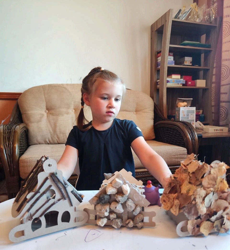 Аня рассказывает "Три поросёнка".