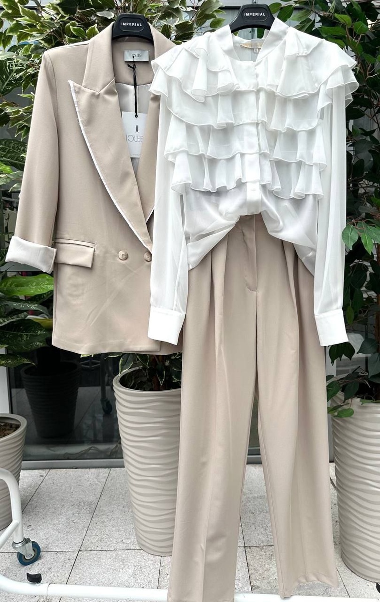 Костюм Joleen 🇮🇹
цена 16350 руб. 
Блуза Babylon 🇮🇹
цена 18600 руб. 
