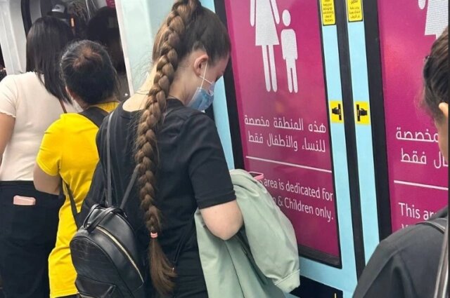    Фотография похожей на Анну девушки, сделанная в вагоне метро Дубая. Фото: Из личного архива