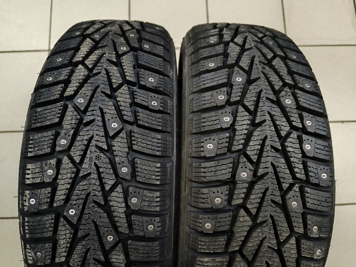 Справа Nokian, слева Ikon