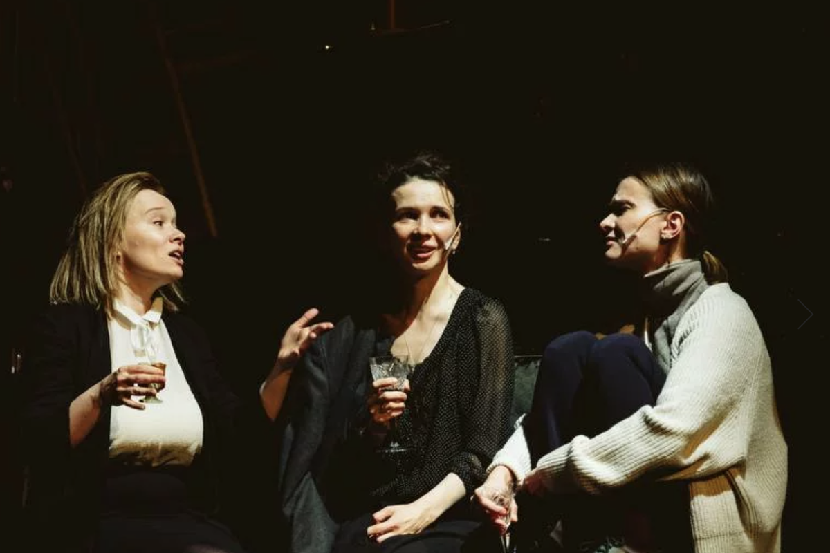     Новые «Три сестры» и поэтический автофикшен: что смотреть в театре этой осенью?