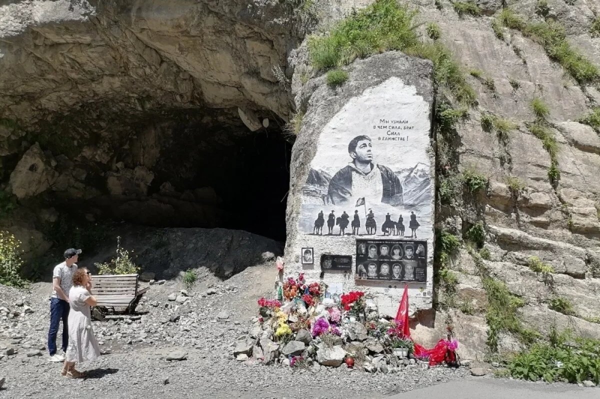    Туристы часто приезжают в Кармадонское ущелье, чтобы возложить цветы к месту гибели актёра, артистов и местных жителей.