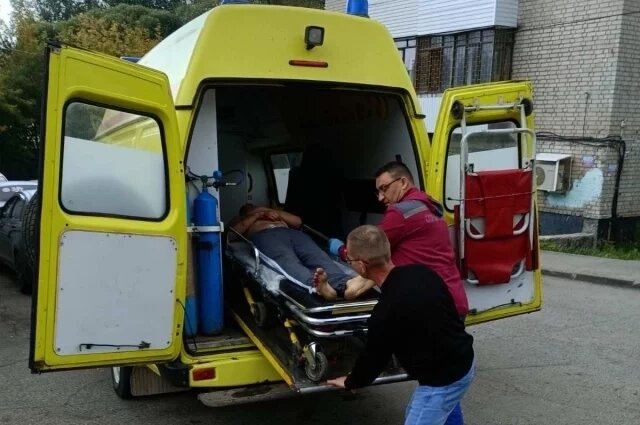    Как изрезанная старшеклассница оказалась на крыльце петербургской школы?