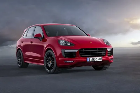 Новый Porsche Cayenne продолжает традиции марки, сочетая в себе спортивную динамику и высокий уровень комфорта. С мощными двигателями и передовыми технологиями, этот SUV уверенно движется в сторону улучшения производительности без ущерба для удобства. Внедорожные способности Cayenne были заметно улучшены, благодаря обновленной системе полного привода и новым настройкам подвески. 
