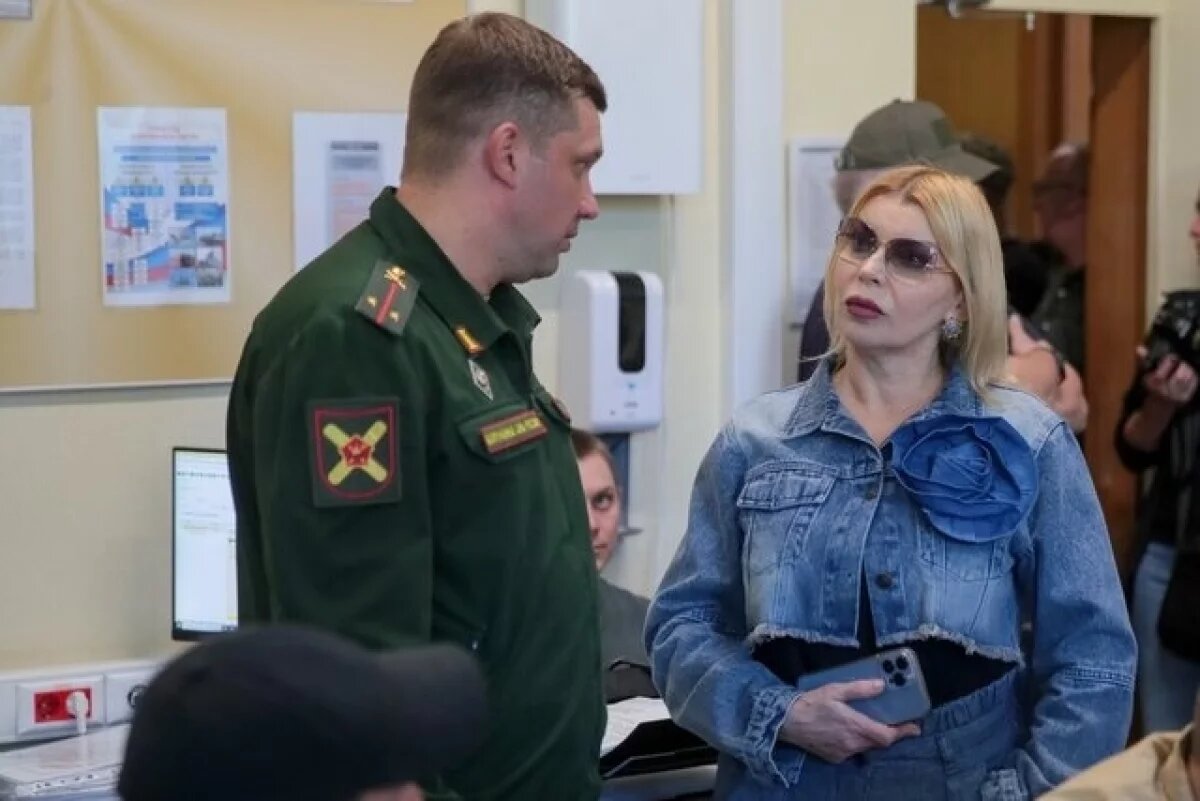    Певица Лада Дэнс посетила Единый пункт отбора на военную службу в Москве