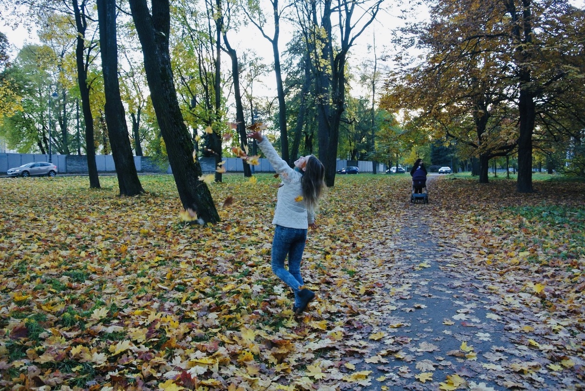 Осенняя фотосессия - возможность не только сделать красивые и яркие фотографии, но и “официально» впасть в детство, разбрасывая во все стороны опавшие листья🤣 Личное фото автора 