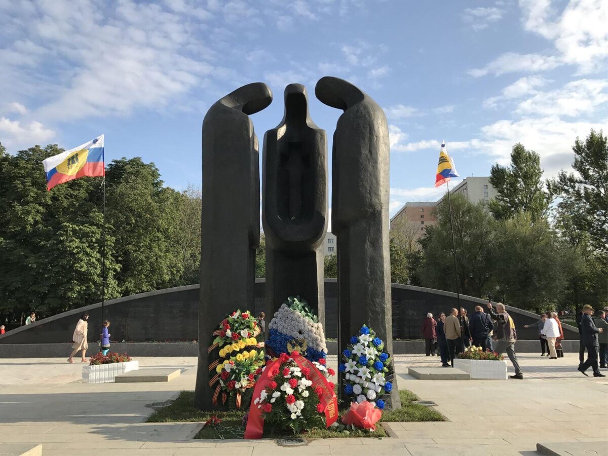 Памятник скорбящим матерям в Перово