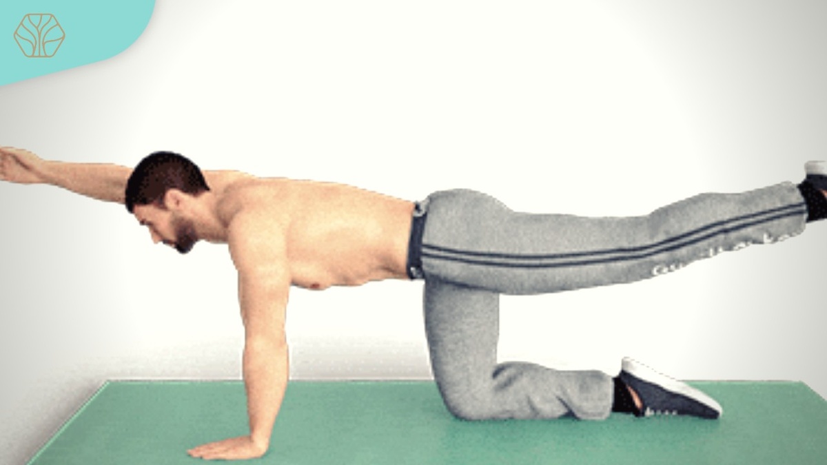 Встаем на четвереньки. Правую руку вытягиваем вперед, а левую ногу тянем назад параллельно полу, потом меняем положение и делаем наоборот