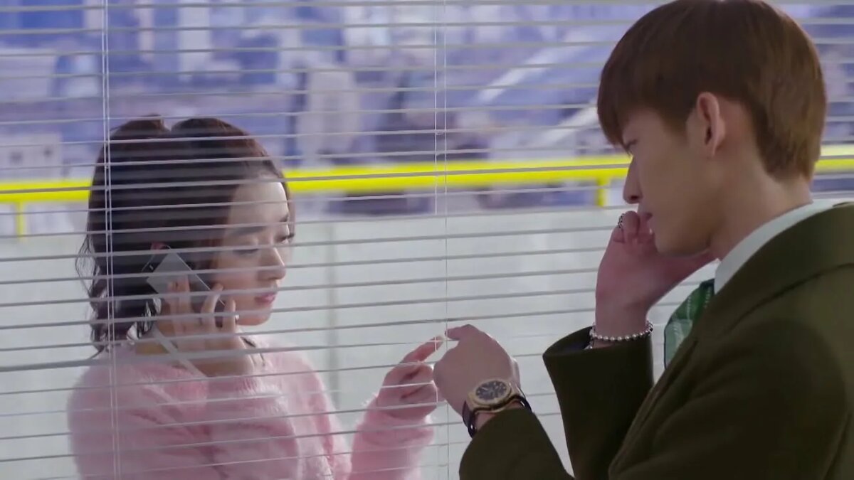 Она и не подозревает, что он давно за ней наблюдает