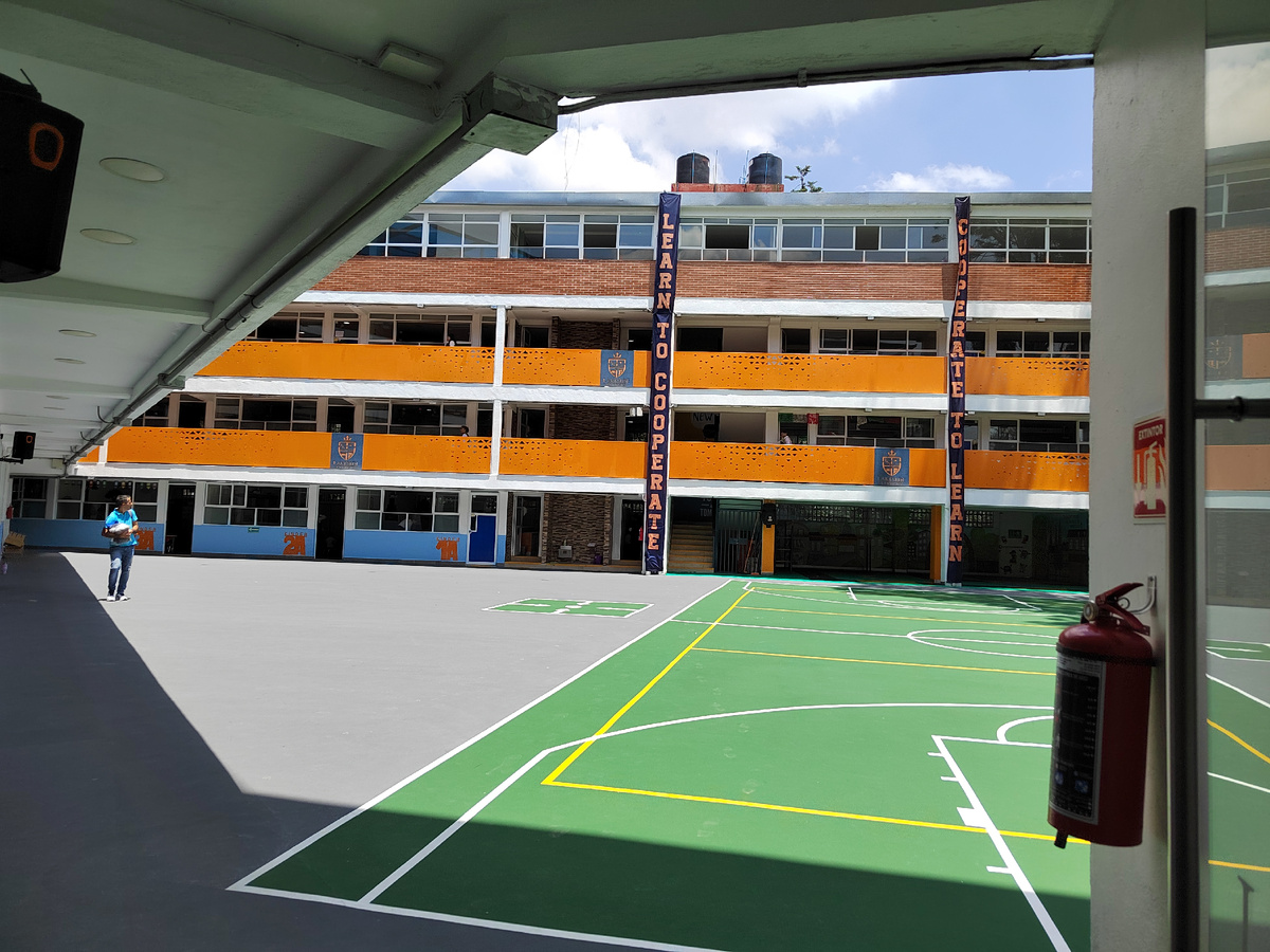 Двор мексиканской школы, в которую ходят мои дети. Фото автора