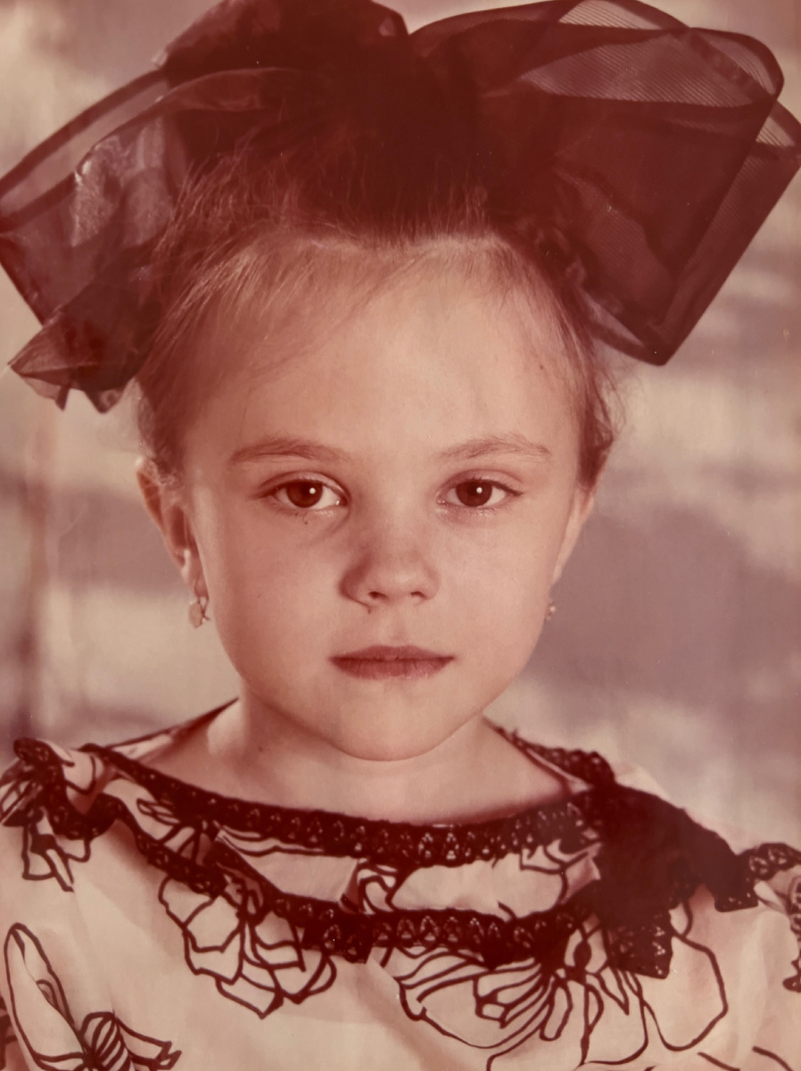 Мама делала мне банты каждый день. Помню, еще был большой красный бант, белый и синий. Красный был самый большой, но фото не сохранилось. 