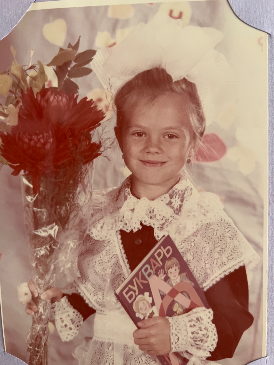 Пошла в первый класс вот с таким роскошным белым бантом, правда его не очень видно на фото, но как сейчас помню, у меня был самый большой бант.