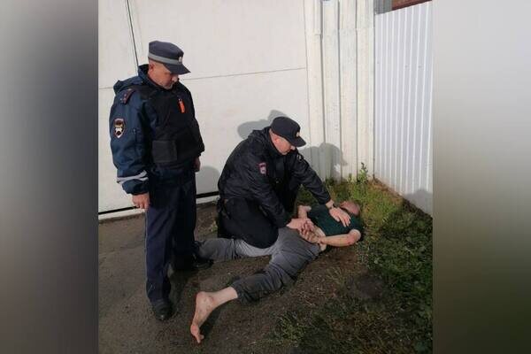    Нетрезвый 50-летний житель Оренбургской области устроил стрельбу из пистолета. Его задержали