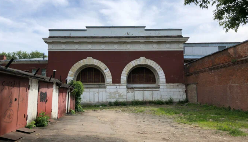 Это здание было когда-то входом в метро Первомайская (старая) Листайте, и увидите ещё одну закрытую станцию.