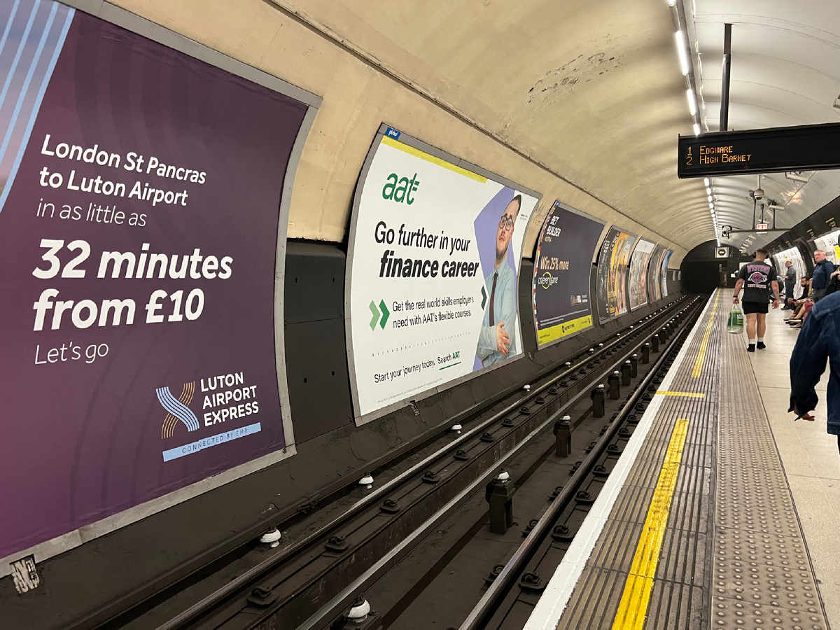 Метро Лондона - реклама скоростного поезда из Лондона до аэропорта Лютон - £10 (1230 рублей). Фотография из личного архива. 