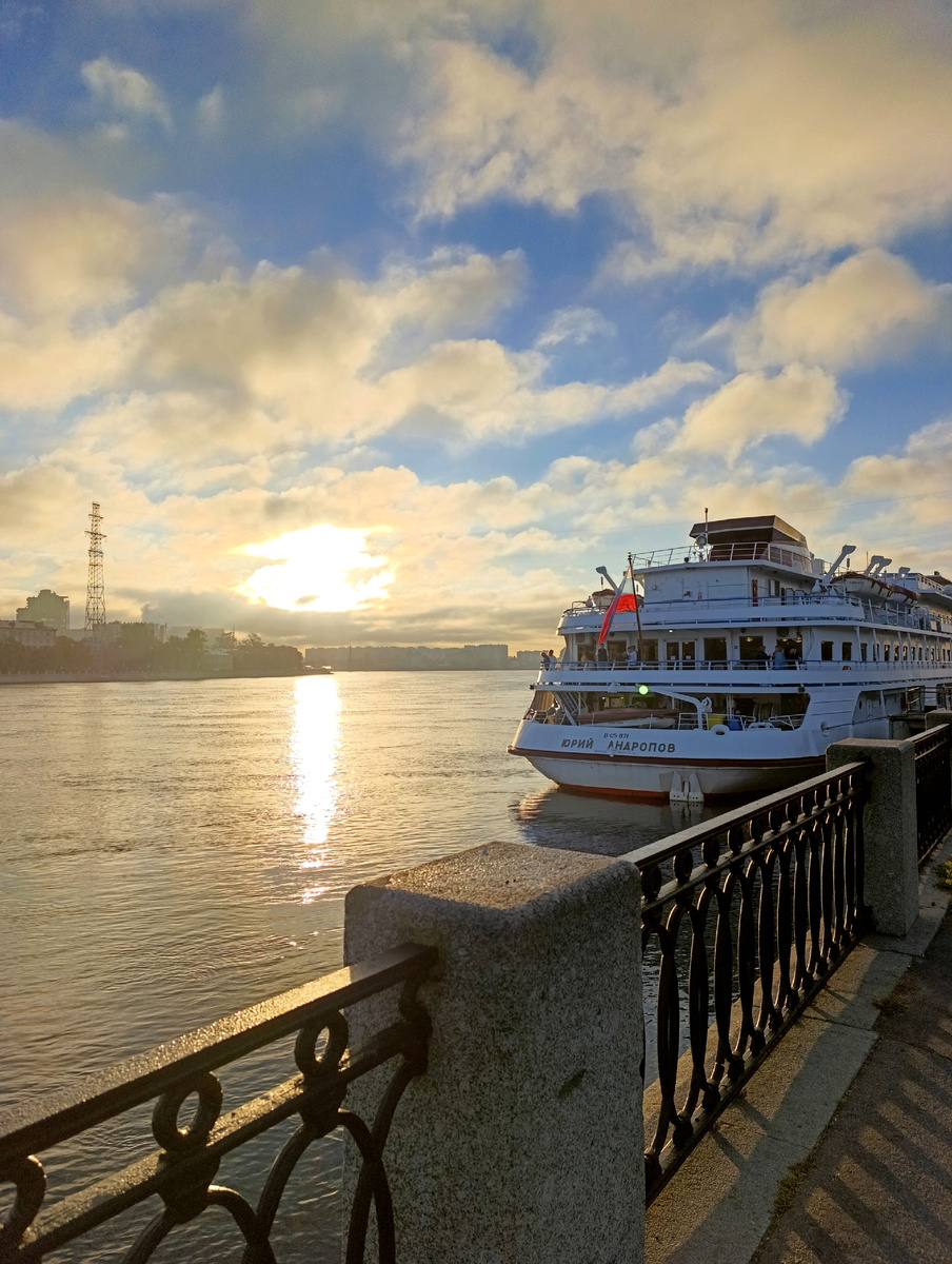 Фото автора, как и все ниже.  Утро на проспекте Обуховской обороны. Прибыли. Солнце встаёт как раз над нашим домом. 