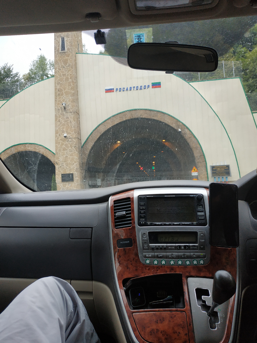 Проходка со стороны северного портала была начата 31 декабря 1979 года, а со стороны южного — в 1983 году. Сбойка забоев осуществлена в 1991 году. С этого года тоннель находился во временной эксплуатации. В декабре 2007 года, когда в селе Гимры был введён режим контртеррористической операции, тоннель был закрыт для проезда. С середины 2000-х годов велись работы по реконструкции тоннеля. Окончательно после реконструкции Гимринский автодорожный тоннель был открыт 2 октября 2012 года.