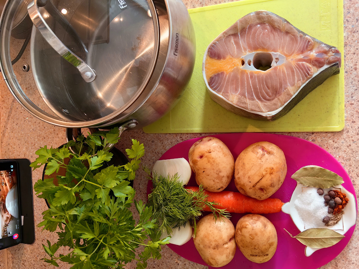 Все, что нужно для приготовления ухи. Главное, чтобы был осетр))) Остальное само образуется. 