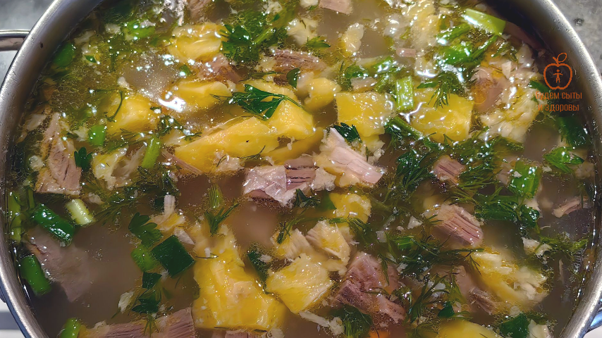 Готовая уха из осетра.