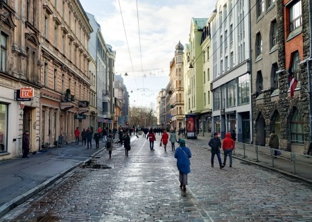    72-летнего гражданина РФ выдворили из Латвии за то, что он подрабатывал дворником