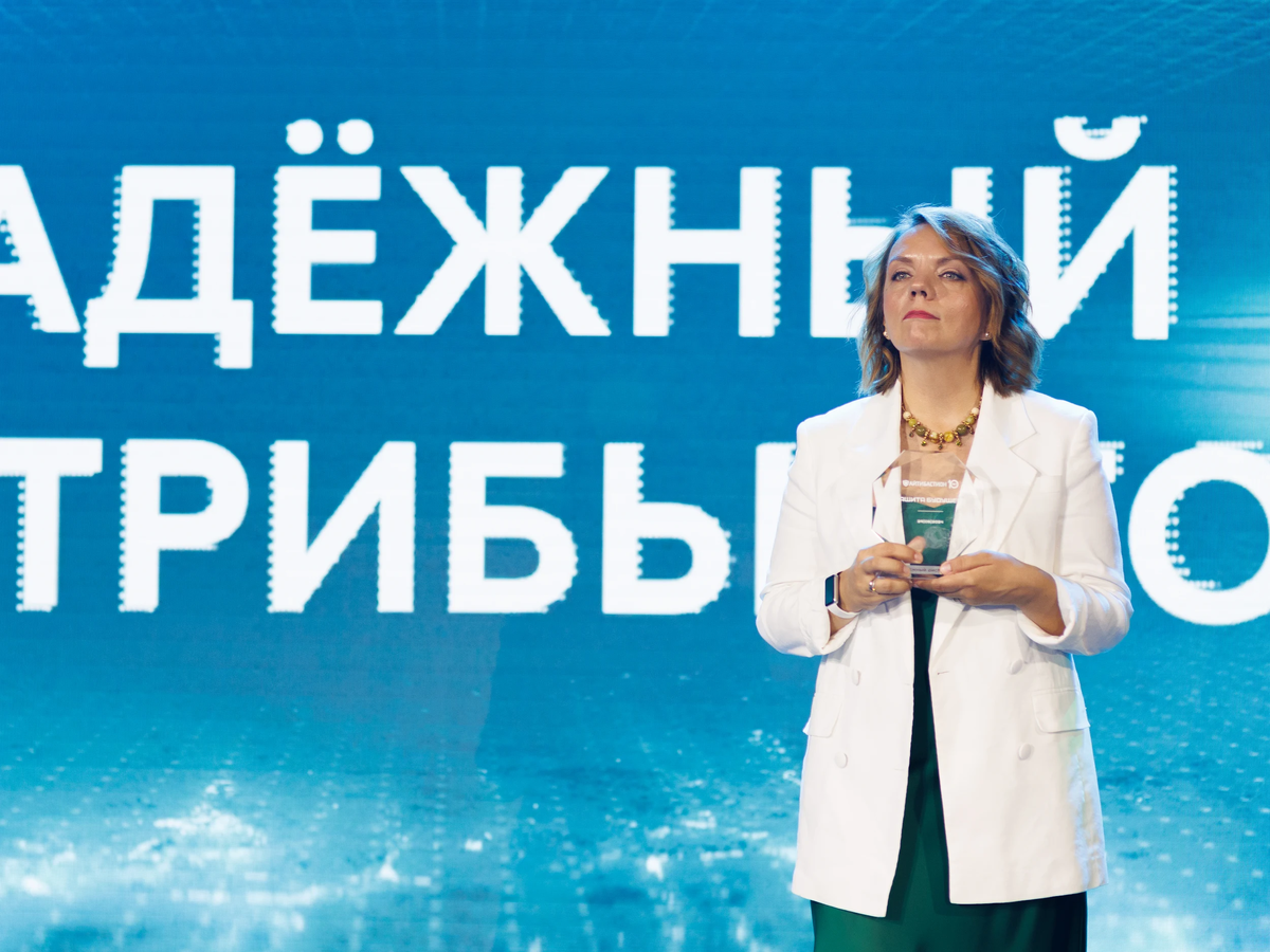 Не знаю, почему у меня тут такое лицо:) Вручаю премию партнерам
