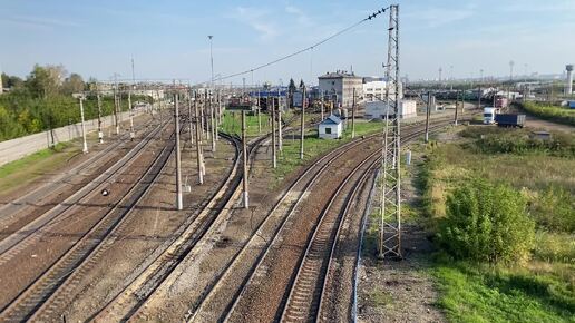 Электровоз ВЛ10У-1008 с грузовым поездом и электропоезд ЭП2Д-0133