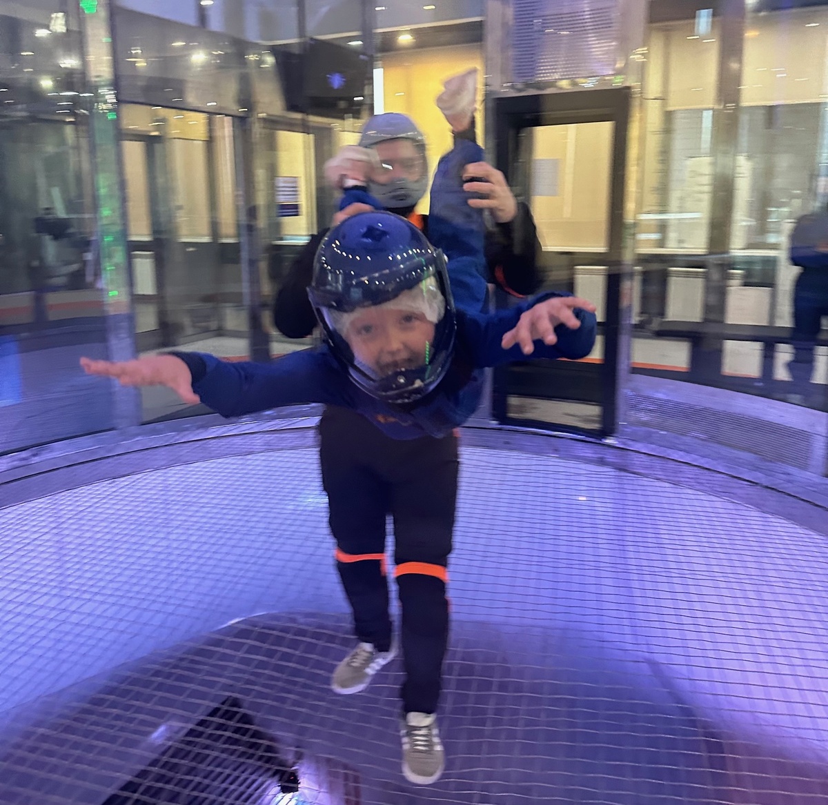 Почему-то эту публикацию мне хочется проиллюстрировать вот такими фото. Мне кажется, когда ребенок попадает в среду, где ему трудно, где вызов, но взрослые готовы поддержать, это примерно как с тренером в аэротрубе )))