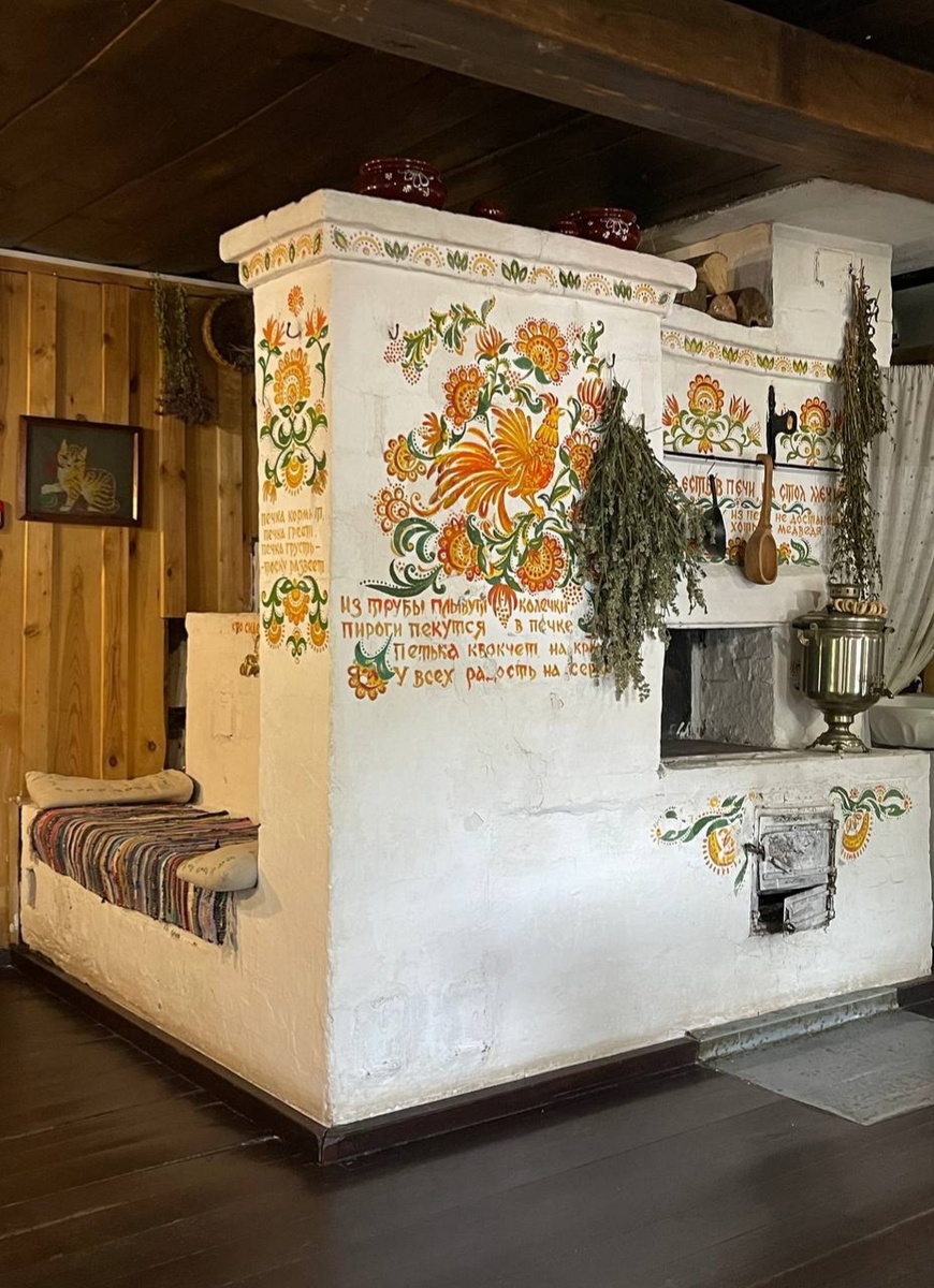 Внутри встречает вот такая печка, а еще часы с кукушкой и корзинки с настоящими яблоками на подоконниках