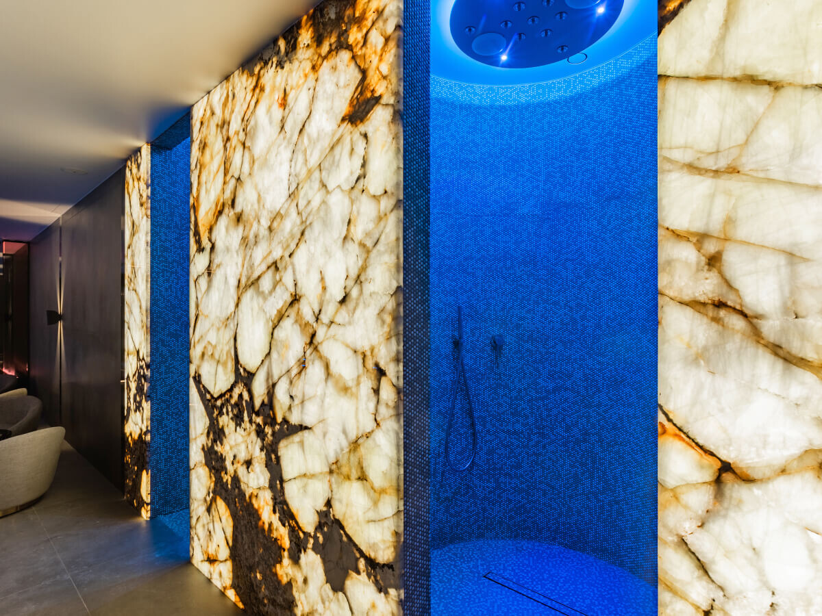 Вертикальные Души впечатлений RAINZ в SPA-центре