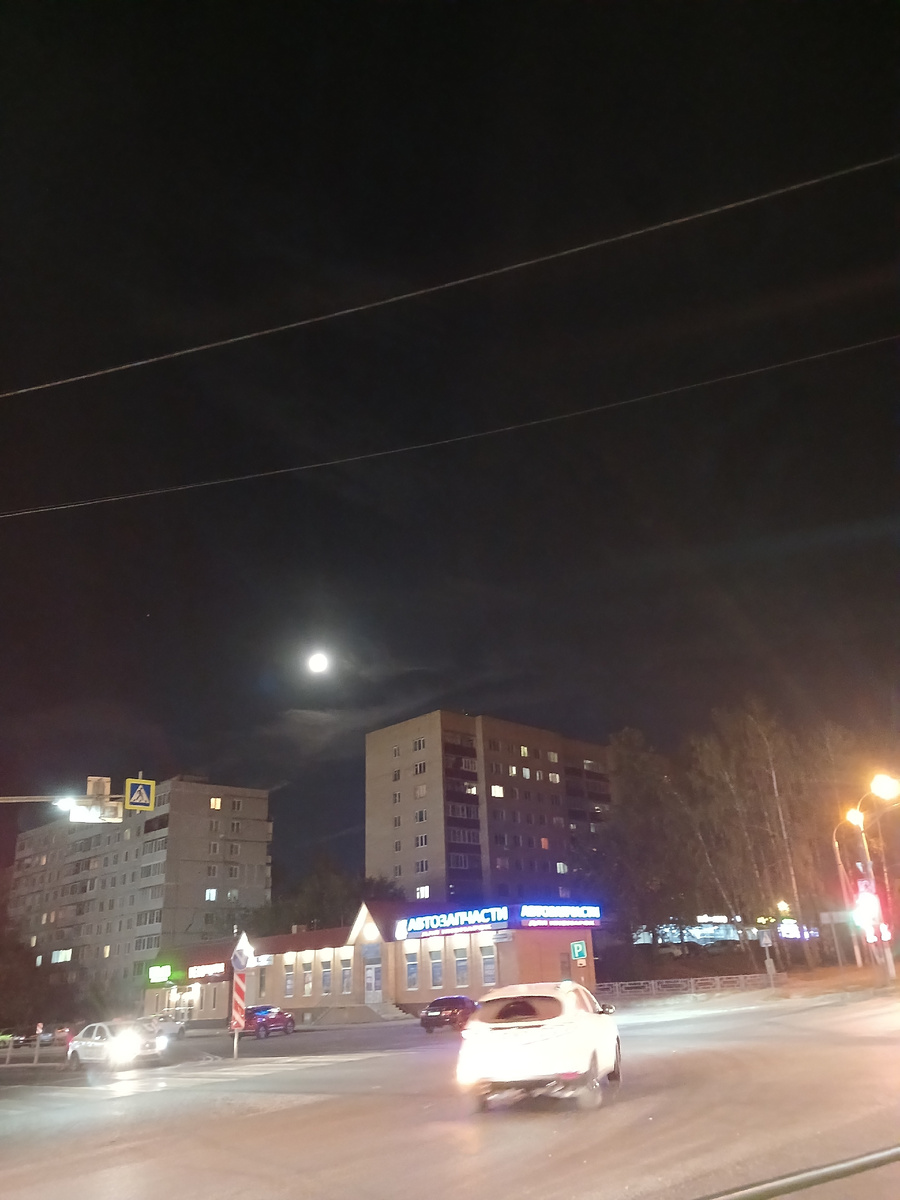 Вот такая красивая луна 🌙 была 19 сентября, глядя на неё, хотелось запеть как тот волк из мультика 