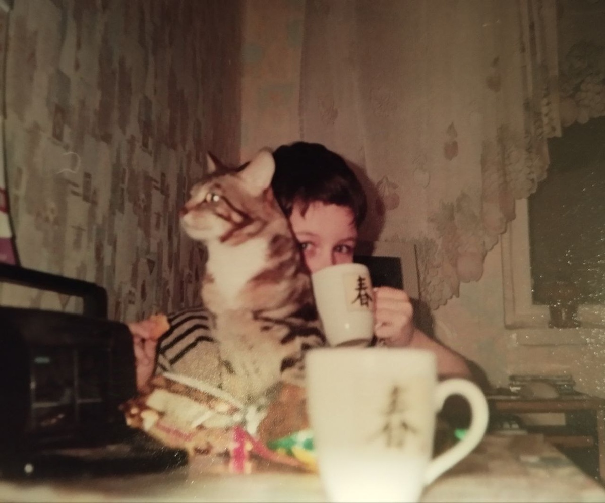 Фото, где кот был котёнком, мы увы не нашли. Тут уже и кот подрос, и ребёнок тоже))