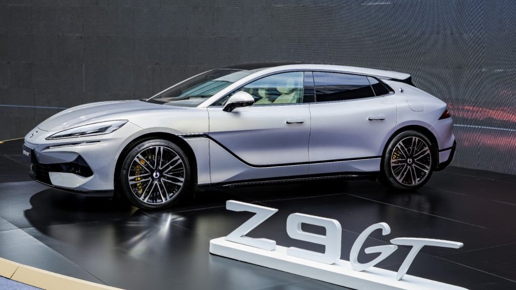 Новый Denza Z9 GT поступил в продажу в Китае по цене менее 4,4 млн рублей по текущему курсу. Следующая, и главная для бренда цель — рынок европейский, где продажи нового спорт-универсала с необычным дизайном стартуют совсем скоро.