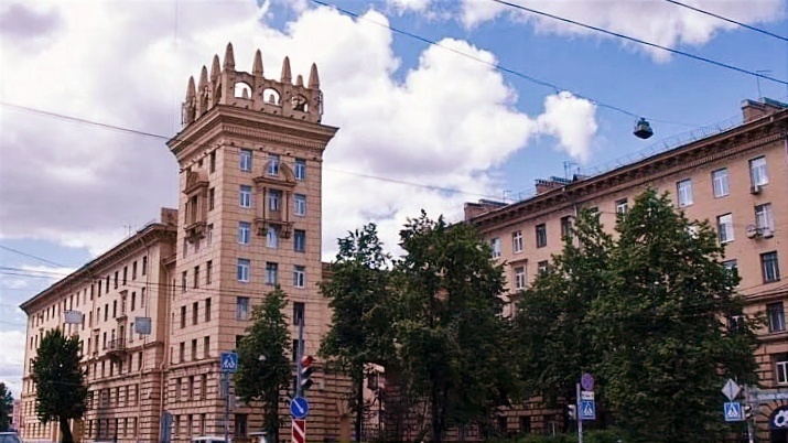 Стачек,67. Дом словно корону надел. 