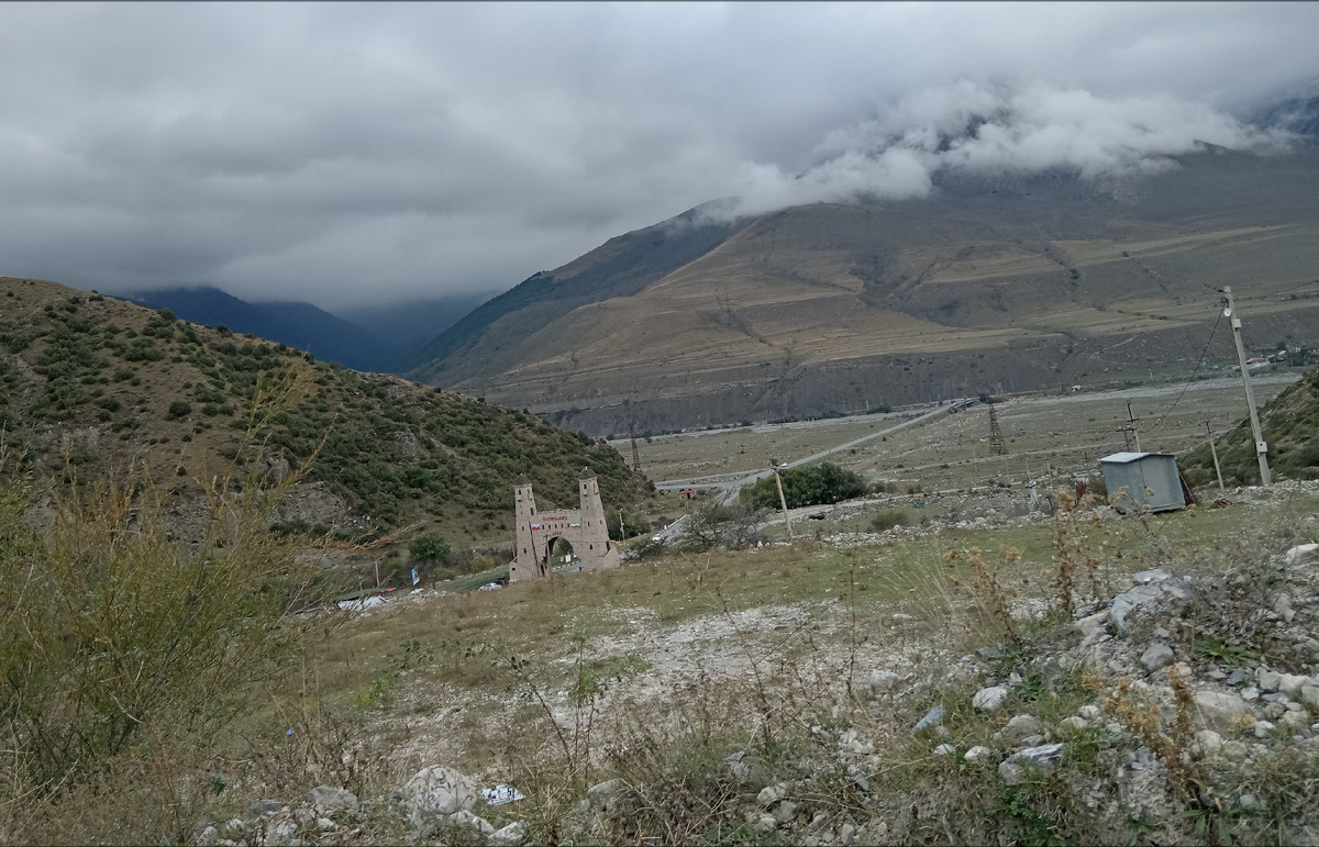 Ворота на трассе - это пограничный пост между республиками Северная Осетия и Ингушетия. Фото автора. 