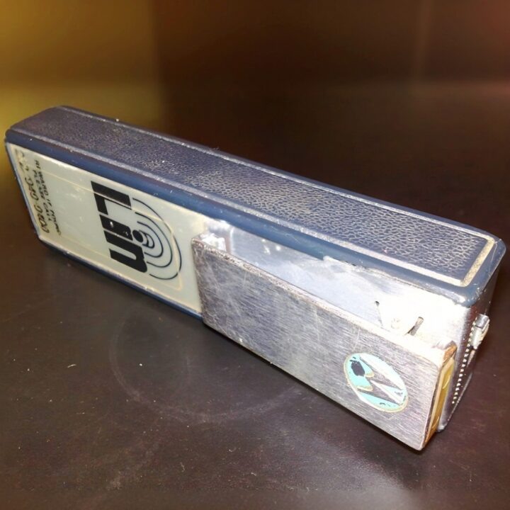 Пейджер Motorola, выпущенный в 1978 году, активно использовался в Нью-Йорке. Он не имел дисплея, но при поступлении вызова издавал звуковой сигнал, который требовал, чтобы вы позвонили по заранее установленному номеру / Источник фото – wikipedia.org 