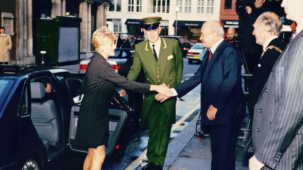 Диана встречается с г-ном Мохамедом Аль-Файедом в Harrods на завтраке в 1996 году