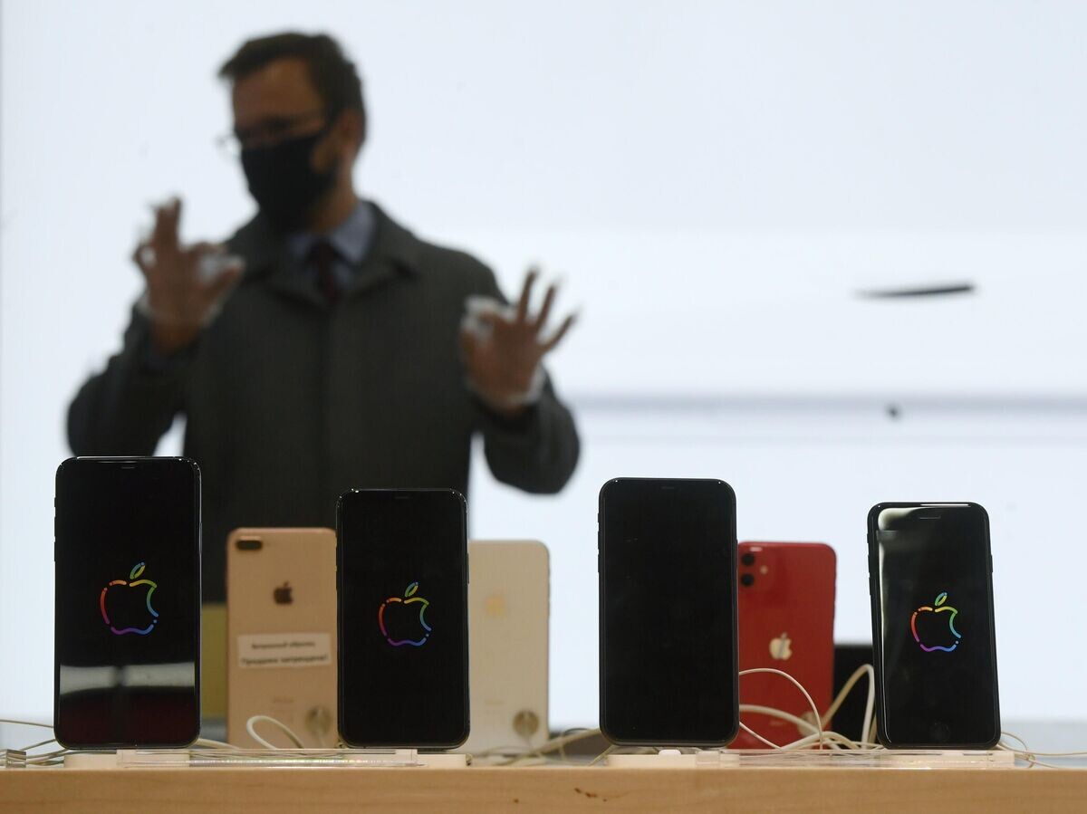    Смартфоны компании Apple iPhone в магазине бытовой техники и электроники "М.Видео" в Москве© РИА Новости / Кирилл Каллиников