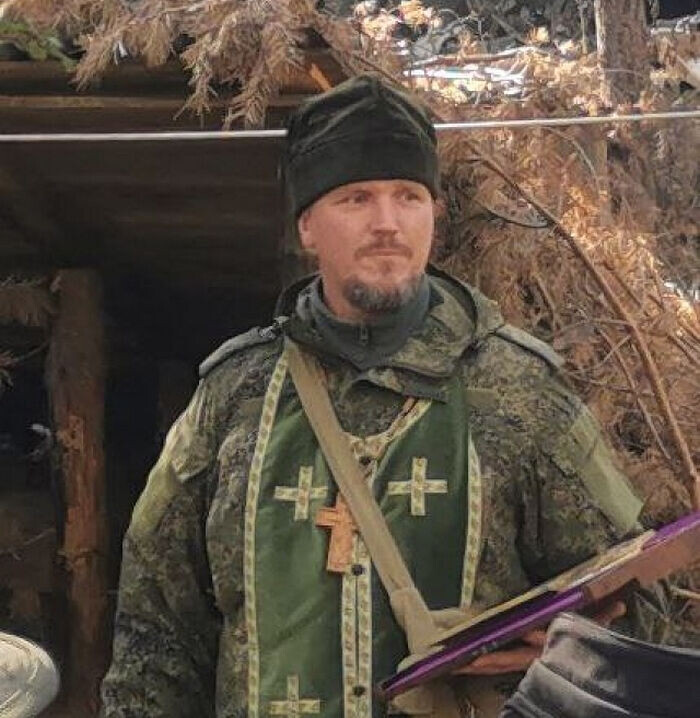 Вт этот священник там. И делает важное део вдохновляя солдат. Достаточно ли этого?