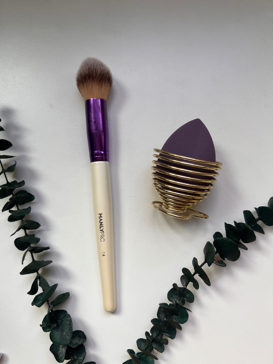 Спонжик перед макияжем нужно хорошенько помыть и отжать, чтобы он был влажным. Тогда тон ляжет идеально.