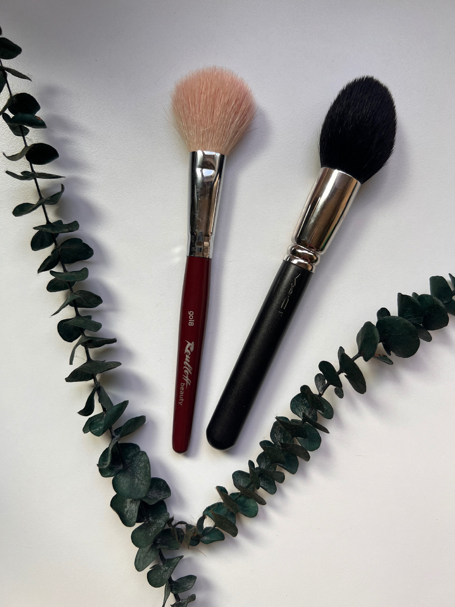 Кисть MAC для пудры, кисть Roubloff для румян и сухого скульптора.