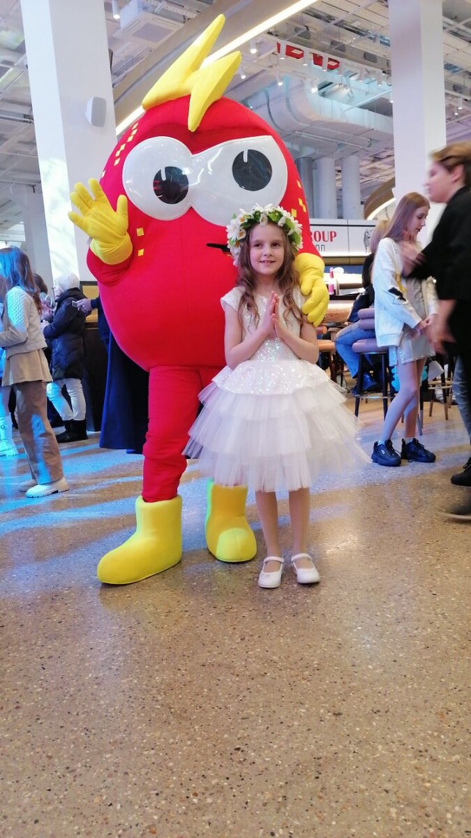 Закулисье. Маня перед вокальным выступлением