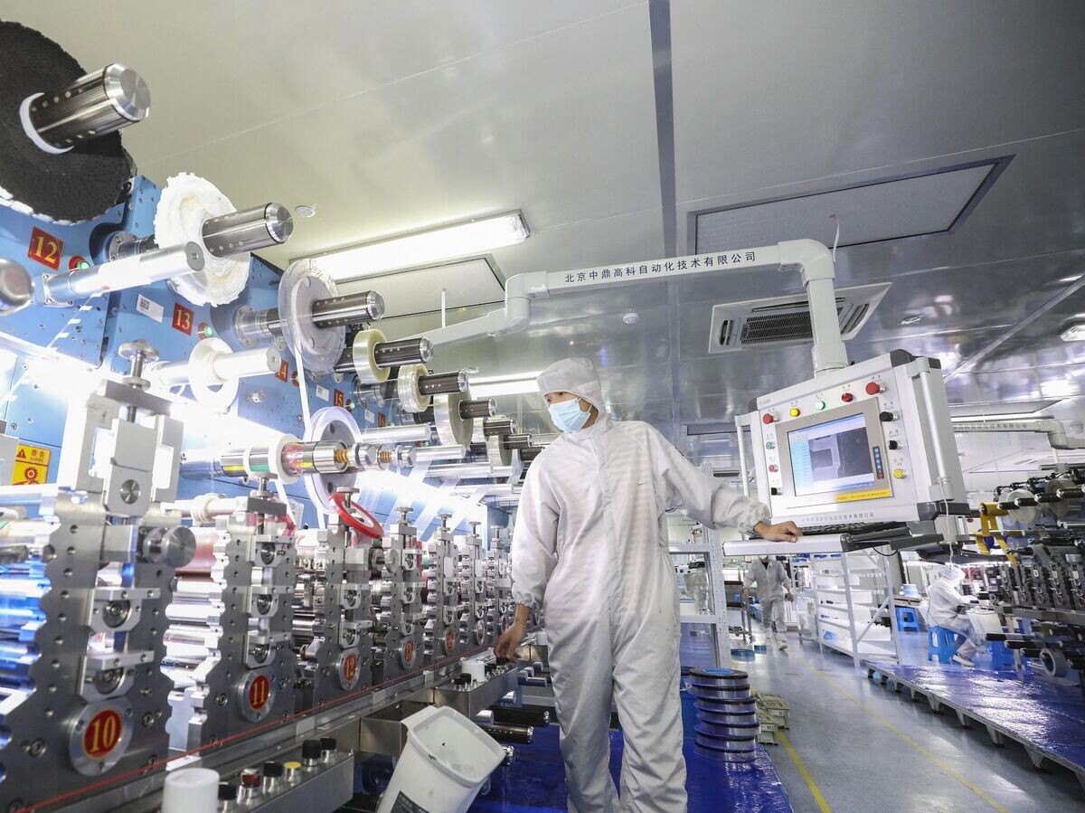    Рабочий на заводе по производству электроники в Хуайане, Китай© AFP 2024 / STR