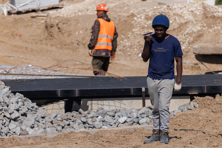    «Мигранты нужны, без них очень сложно! Это выходцы из стран бывшего СССР, они не пьют, приезжают на заработки, хотят заработать много денег. Готовы работать по 12 часов без выходных».   
Фото: «БИЗНЕС Online»