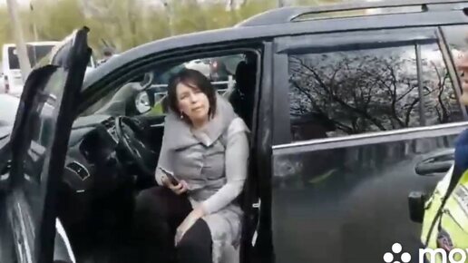 Скачать видео: Автоледи на «Крузаке» ехала по встречке пока ей не попался ПРАВИЛЬНЫЙ мужик, который поставил дамочку на место.