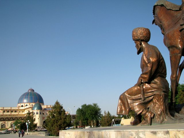 Если я правильно понимаю, то это памятник Махтумкули - классику туркменской литературы. Google.Earth