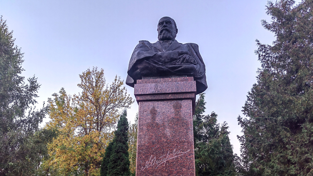 Памятник Н.А. Островскому возле театра, Кинешма. Фото автора 